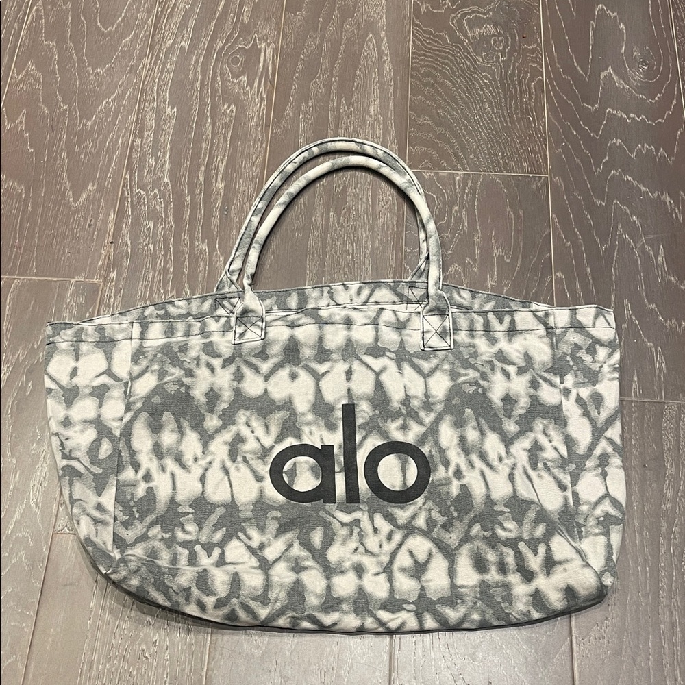 Oversized Alo Yoga Iconic Shopper Tote in Grey Tiedye Canvas - 20" x 14” - Picture 5 of 5